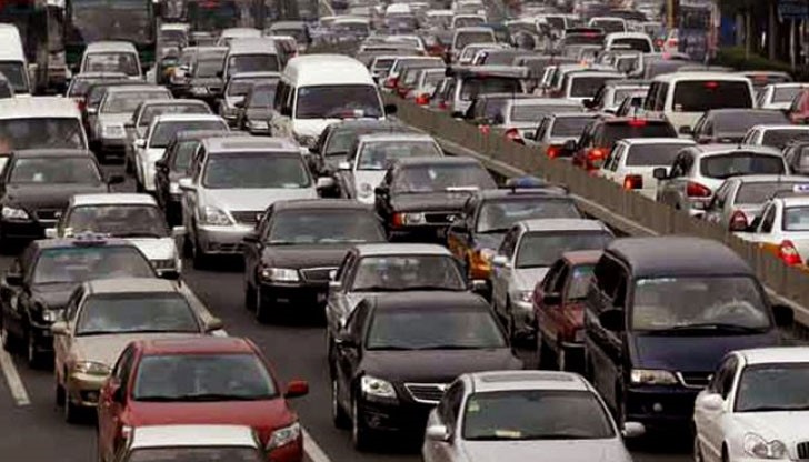 Затворените прозорци и включеният климатик усилват максимално въздействието на токсичните газове в купето при автомобилните задръствания Затворените прозорци и включеният климатик усилват максимално въздействието на токсичните газове в купето при автомобилните задръствания