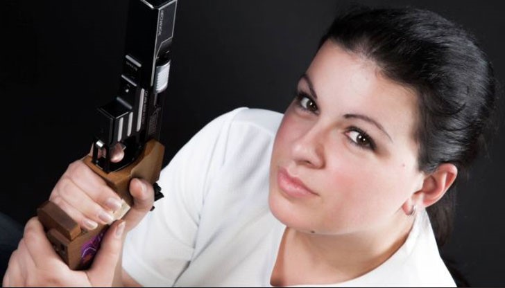 Антоанета Бонева ще стреля, в опит да стигне до мечтания медал в спортната стрелба Антоанета Бонева ще стреля, в опит да стигне до мечтания медал в спортната стрелба