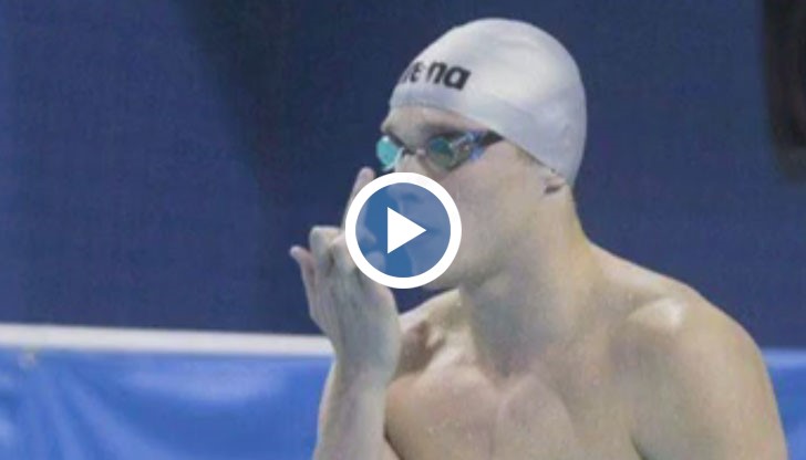 Защо плувец показва среден пръст преди всяко състезание?