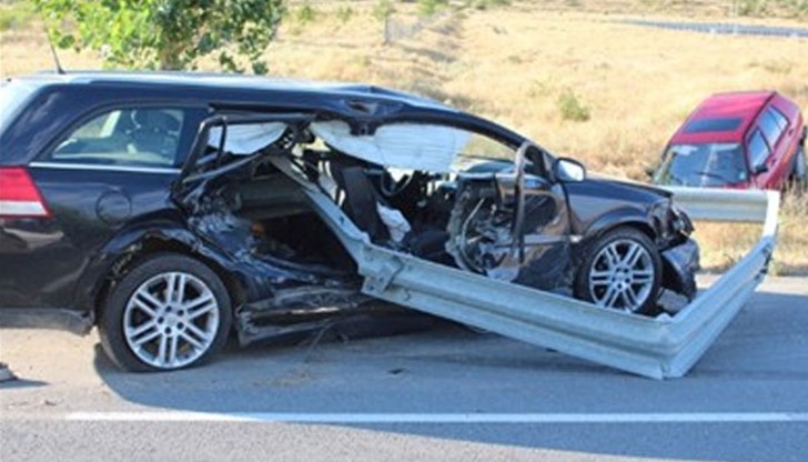 Заради неправилно предприета маневра едната кола се врязва в мантинела, а друга влиза в канавка