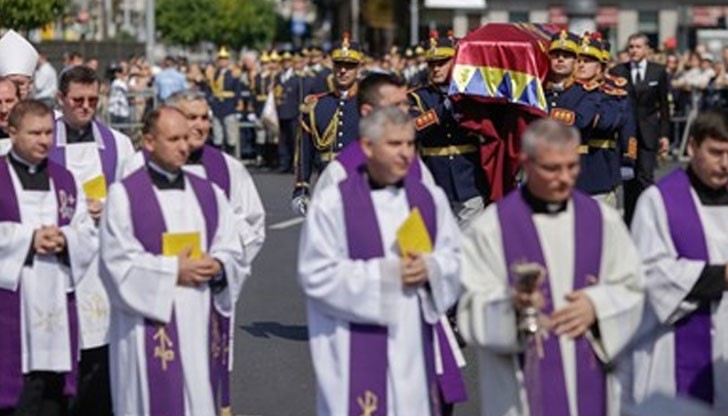 В последния ѝ път бе изпратена Анна Бурбон-Пармска – съпруга на прогонения през 1947 г. румънски крал Михай