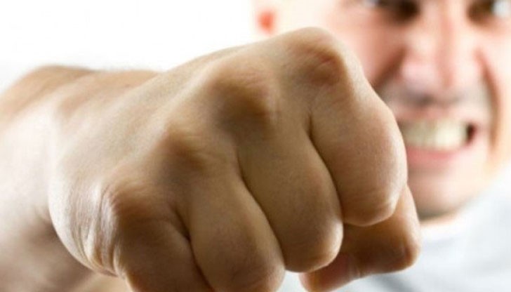 Неправилно паркирали колата си на централен русенски булевард румънци се разгневиха от действията на общинските служители