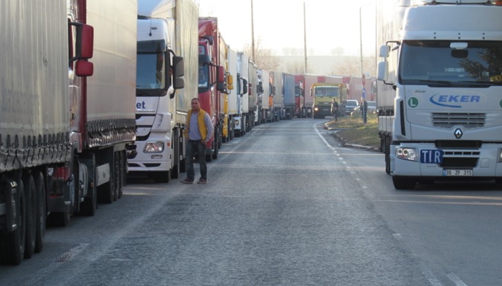 На българо-румънската граница има образувана около 3 км колона от чакащи автомобили