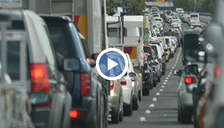 Хилядите туристи, тръгнали към Черноморието, се озоваха в дълги колони