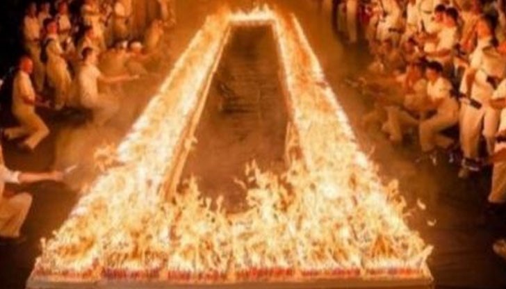 Свещите е трябвало да горят едновременно в продължение на две минути Свещите е трябвало да горят едновременно в продължение на две минути