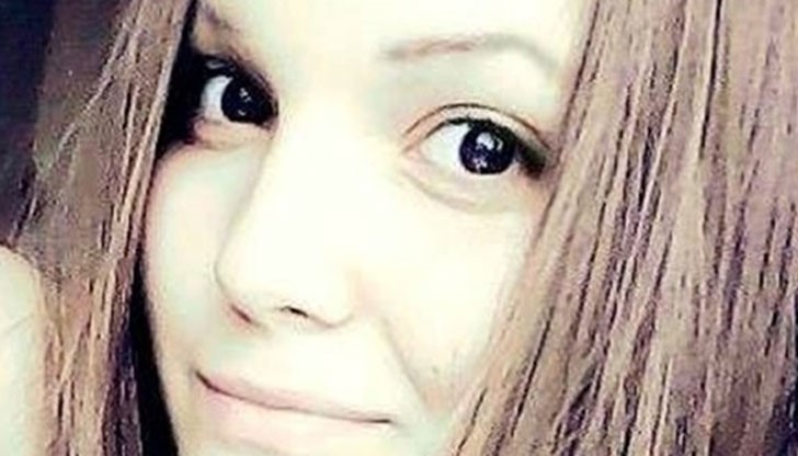 Двама психолози работят с Мария, за да й помогнат да преодолее травмата