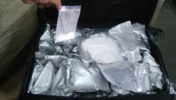 Лекарственото вещество е открито в луксозен куфар, поставен в контейнер с търговски стоки от Китай Лекарственото вещество е открито в луксозен куфар, поставен в контейнер с търговски стоки от Китай