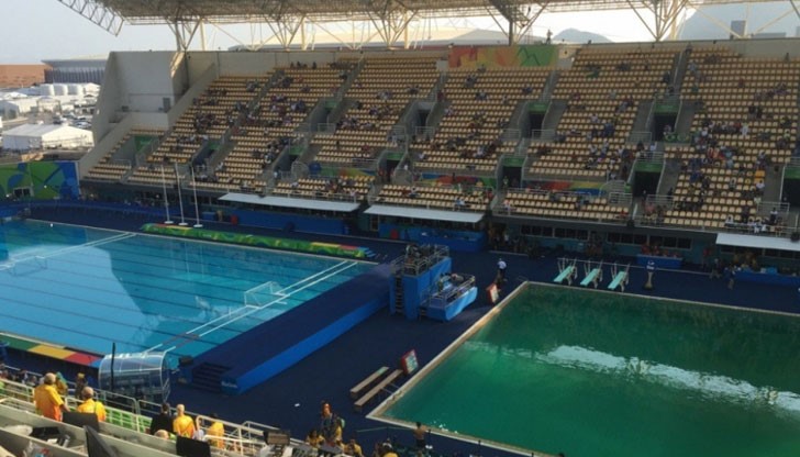 В един от басейните на Олимпиадата водата позеленя, нямат обяснение за промяната