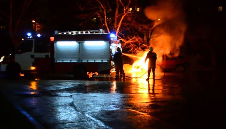 Пламнали са се двигателят и купето на колата / Снимката е илюстративна