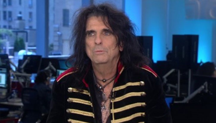 Лозунгът на ексцентричния рокаджия е "Един смутен човек за една смутна епоха" Лозунгът на ексцентричния рокаджия е "Един смутен човек за една смутна епоха"