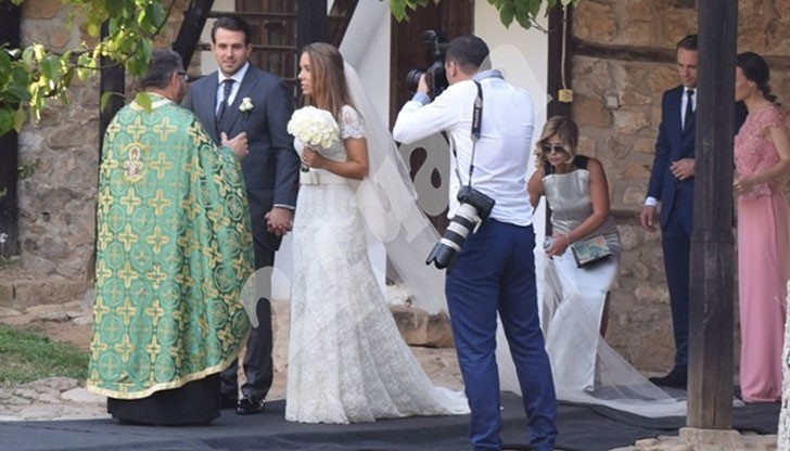 Близо 30 дни са били нужни за създаването на произведението на модното изкуство, с което Стоичкова мина под венчило