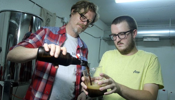 Двамата приятели стоят зад първата занаятчийска (крафт, от англ. craft) бира в България "Бял щърк"