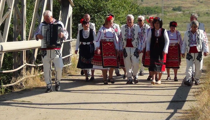 Лентата се заснема в навечерието на петгодишния юбилей от основаването на самодейния състав