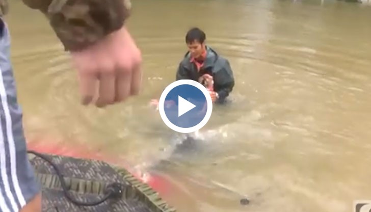 Американският щат Луизиана вече втори ден страда от ужасяващо наводнение