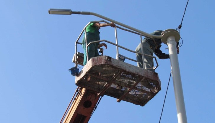 Подмяна на уличните лампи по международното шосе в Русе - булевард "България", което води от Дунав мост към София, започна от днес