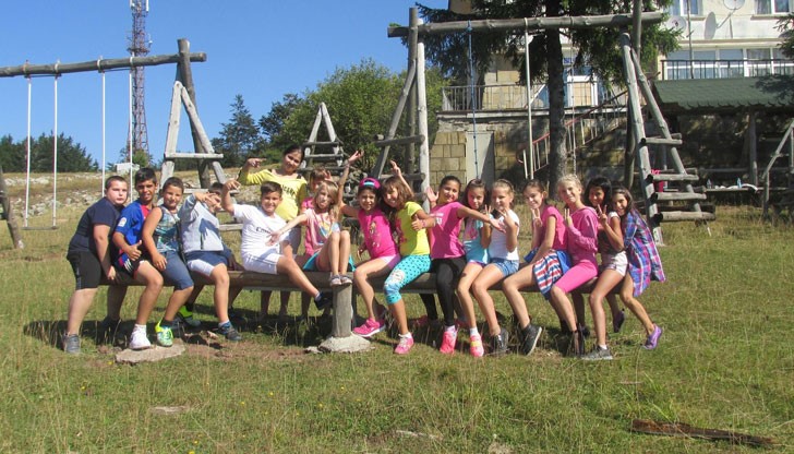 Децата са на лагер в местността „Узана“, край Габрово, като част от интегрирането на роми в Русе