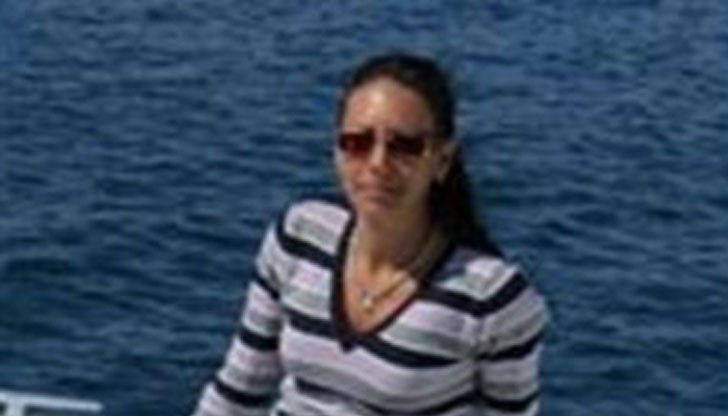 Йоана Атанасова е 38-годишната състезателка от международната регата "Кор Кароли", която загина след като яхтата й "Скорпион" се обърна в бурното море Йоана Атанасова е 38-годишната състезателка от международната регата "Кор Кароли", която загина след като яхтата й "Скорпион" се обърна в бурното море