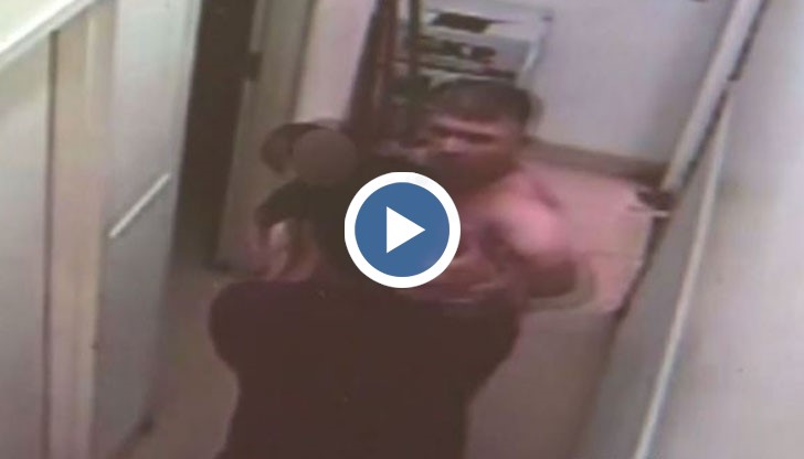 Похитителят връща детето и бързо избягва през задния вход