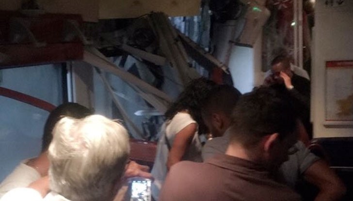 Влакът се е ударил в дърво, което е паднало на релсите му, още 50 души са пострадали леко