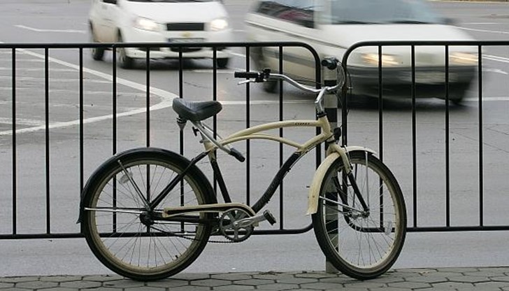 Млада жена е видяла как крадецът и отмъква колелото