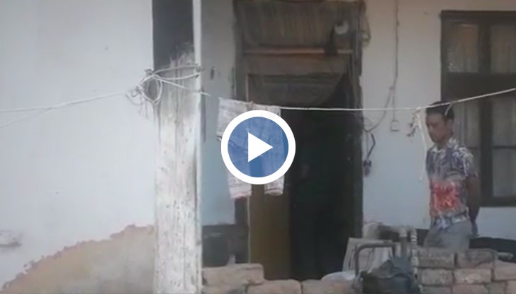 Самотен баща отглежда децата си в мизерни условия