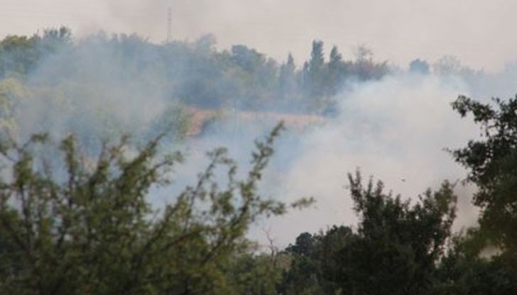 Пожарът продължава, огнеборци ще работят цяла нощ Пожарът продължава, огнеборци ще работят цяла нощ