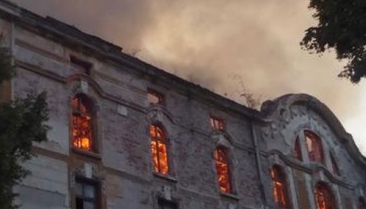 Цяла нощ екипи на пожарната се бориха с огнената стихия Цяла нощ екипи на пожарната се бориха с огнената стихия