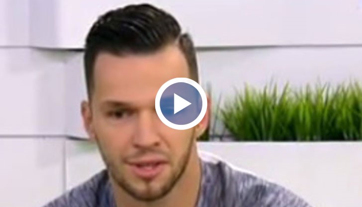 Той покори всички с изпълнението си на българския химн на електрическа цигулка