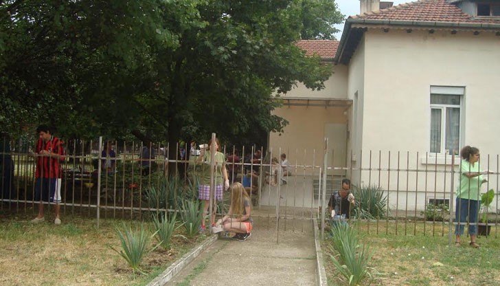 Въпреки езиковата бариера, младежите от двете страни си комуникираха, създадоха нови приятелства