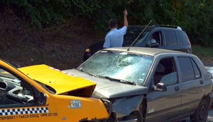 За преглед в болницата са отведени шофьорите на двете коли и две деца на 12 и 15 г., които са пътували в таксито