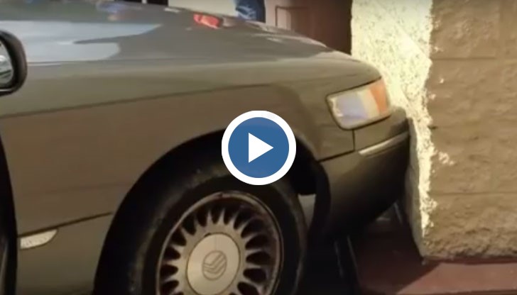 Възрастна жена оставила в колата си две кучета, без да изключи двигателя