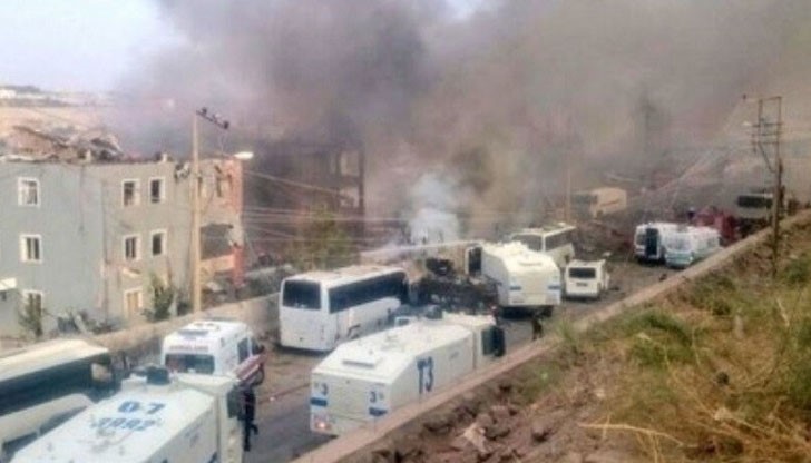 Един полицейски служител е загинал, а 25 души са пострадали при експлозията, която разтърси полицейски участък в югоизточна турска провинция