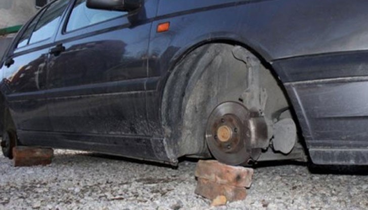 Полицията разследва сигнал за кражба на четирите автомобилни гуми с алуминиеви джанти от лек автомобил / Снимката е илюстративна