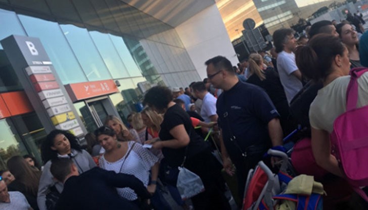 Две раници, оставени на различни места в летището във Варшава предизвикаха масова паника