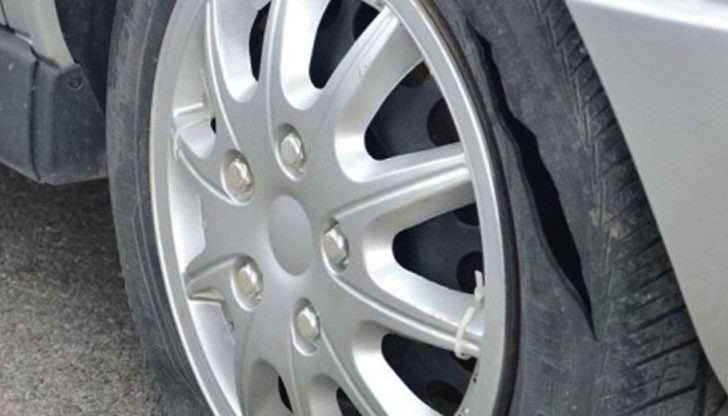 На "Форд Фокус" са спукани всичките гуми, "Ситроен" се е разминал само с две