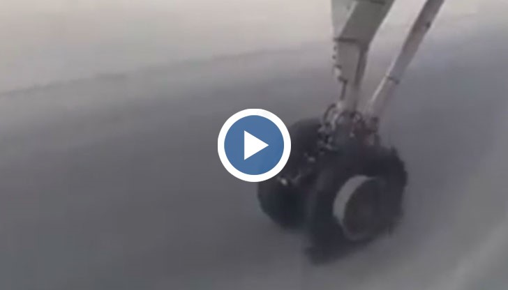 Колесникът на самолета е тотално повреден