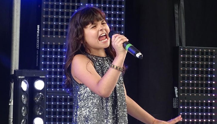 Преди ден тя се завърна от Битоля, Македония, където завоюва трето място на конкурса „Тра ла ла“