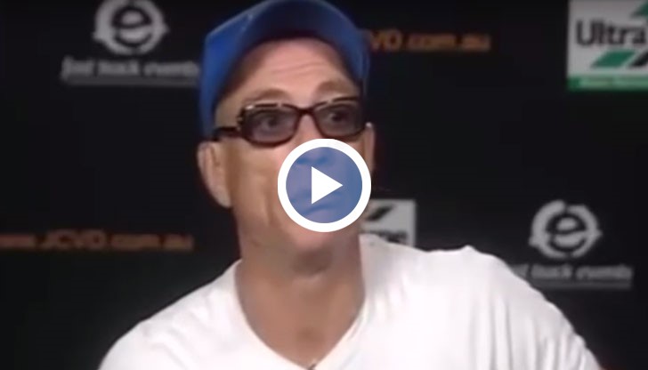 Екшън звездата Жан-Клод Ван Дам свали микрофона си и излезе посредата на телевизионно интервю