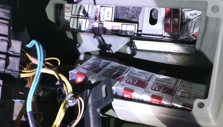 Общо 208 кутии от марките „LM" и „Winston" извадили митническите инспектори от турски ТИР