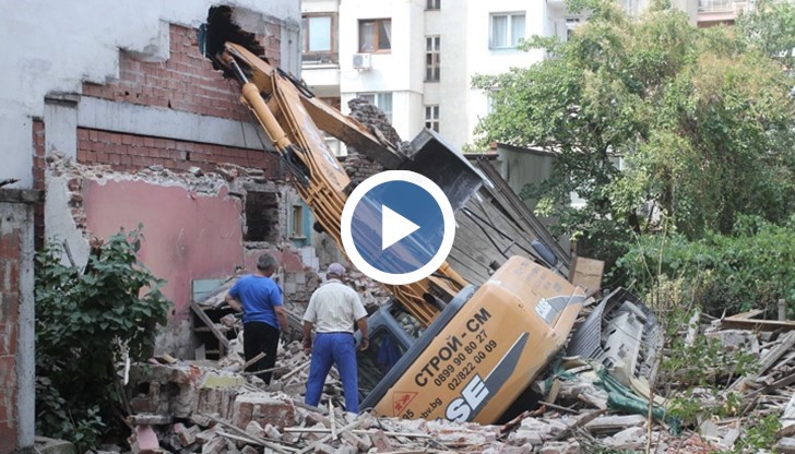 Багерът е засегнал съседната жилищна сграда, пробивайки дупка в стената