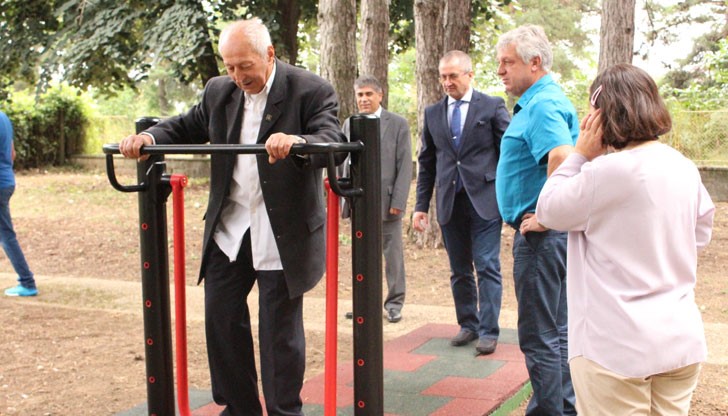 Официалните гости имаха възможност да разгледат спортните уреди