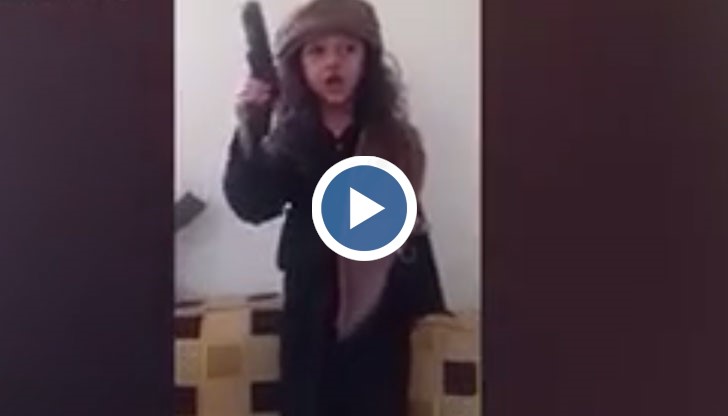 Смразяващо видео показва невръстно момче, което размахва пистолет и сипе заплахи