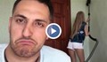 Младеж снима новата си приятелка докато чисти