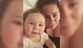 Майка предупреди: Помислете преди да целунете бебе!