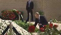 Путин коленичи на гроба на Ислам Каримов