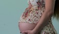 Охрана изгони бременна жена с контракции под дъжда