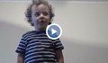 2-годишен патриот научил да пее химна от кака си