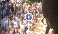 400 ученици пяха под прозореца на болния си от рак учител
