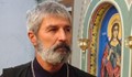 Отец Георги лекува с дреха на болния