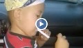 Майка учи детето си да пуши, заливайки се от смях!